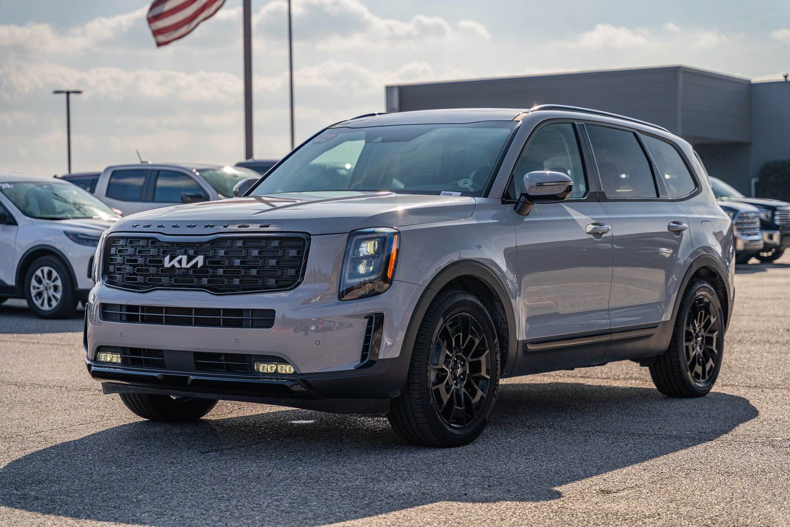Used 2022 Kia Telluride SX w/ SX Prestige Package image 3