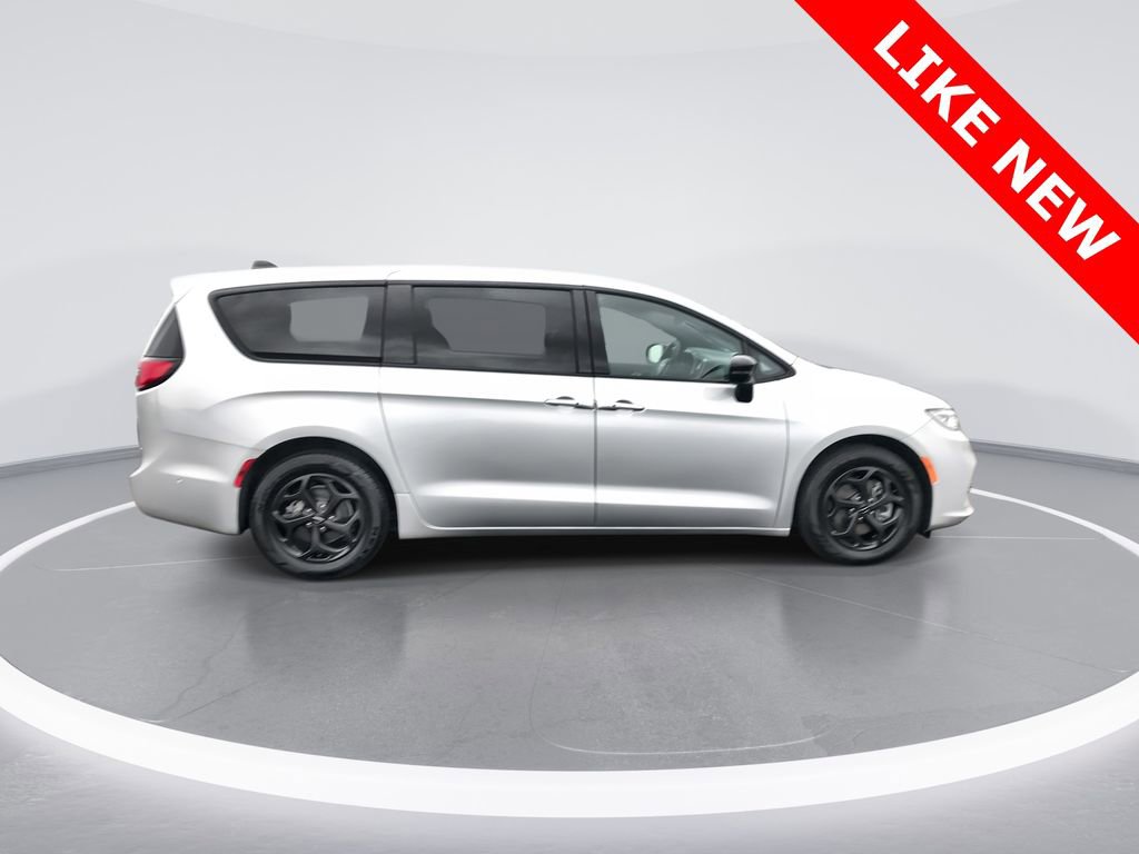 Used 2023 Chrysler Pacifica Limited w/ S Appearance Package image 9