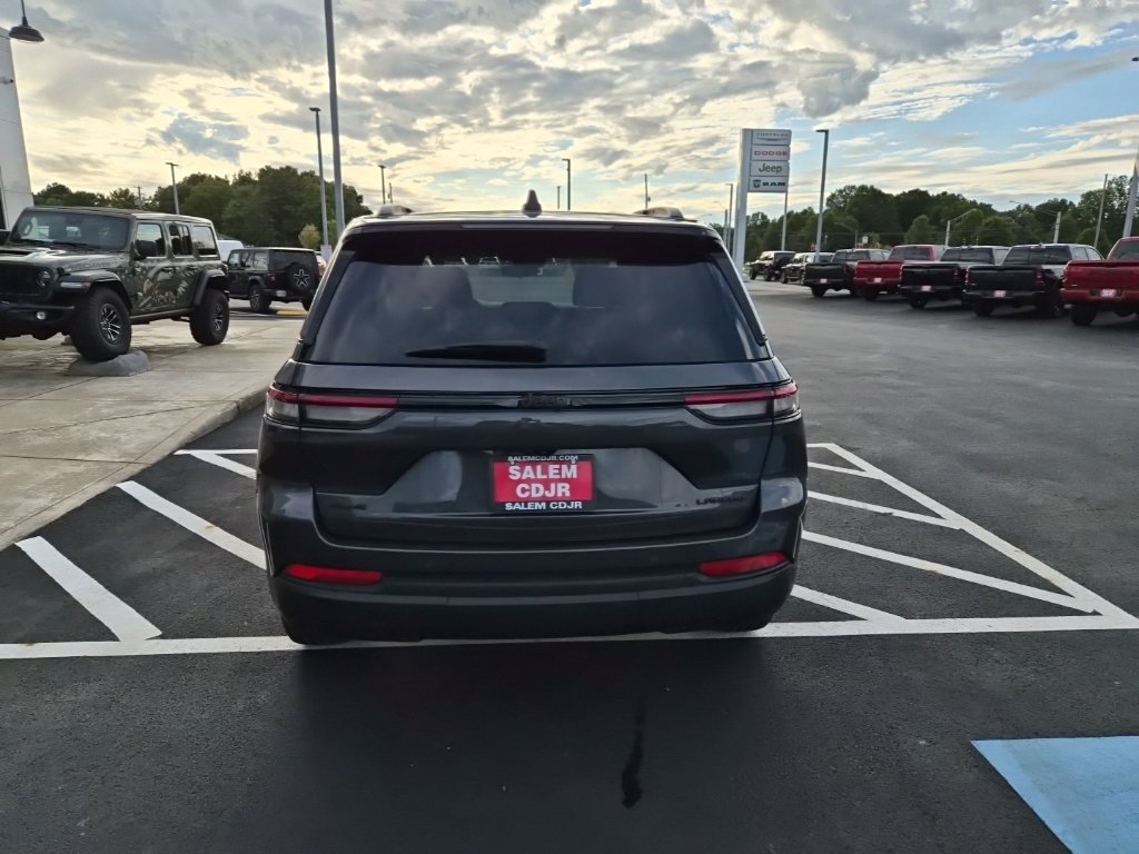 Used 2024 Jeep Grand Cherokee Laredo AWD/4WD image 3