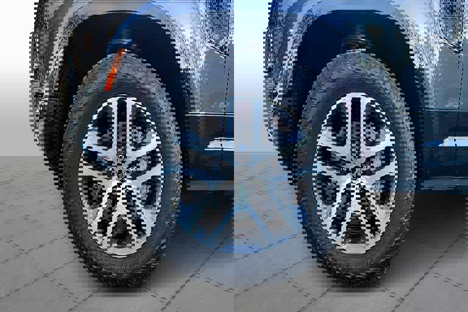 Used 2025 Land Rover Defender 110 X-Dynamic SE image 10