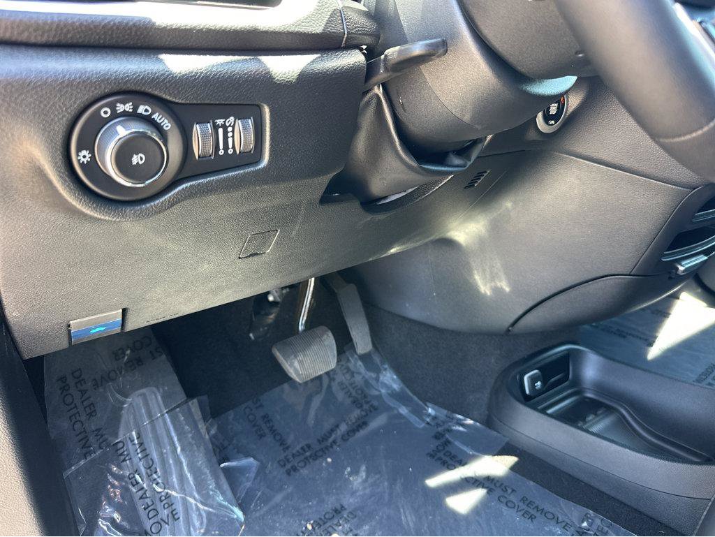 Used 2025 Chrysler Pacifica Select FWD image 33