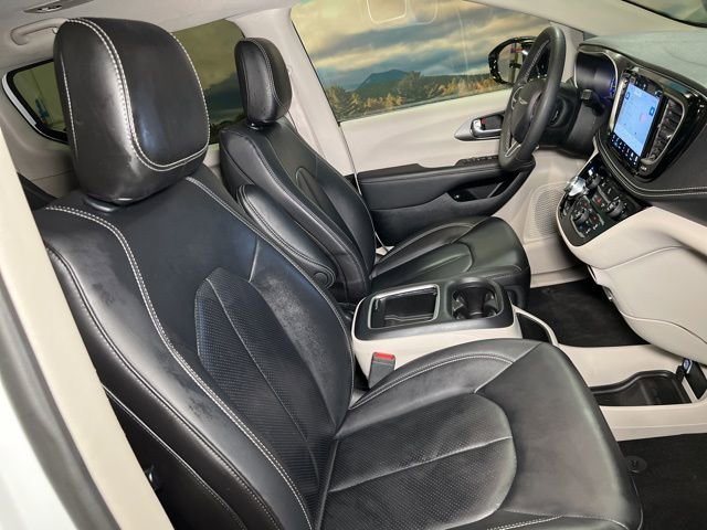 Used 2024 Chrysler Pacifica Select image 65