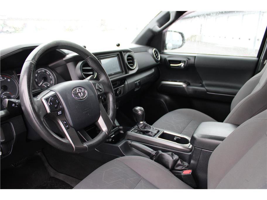 Used 2017 Toyota Tacoma TRD Off-Road w/ Premium & Technology Package image 9