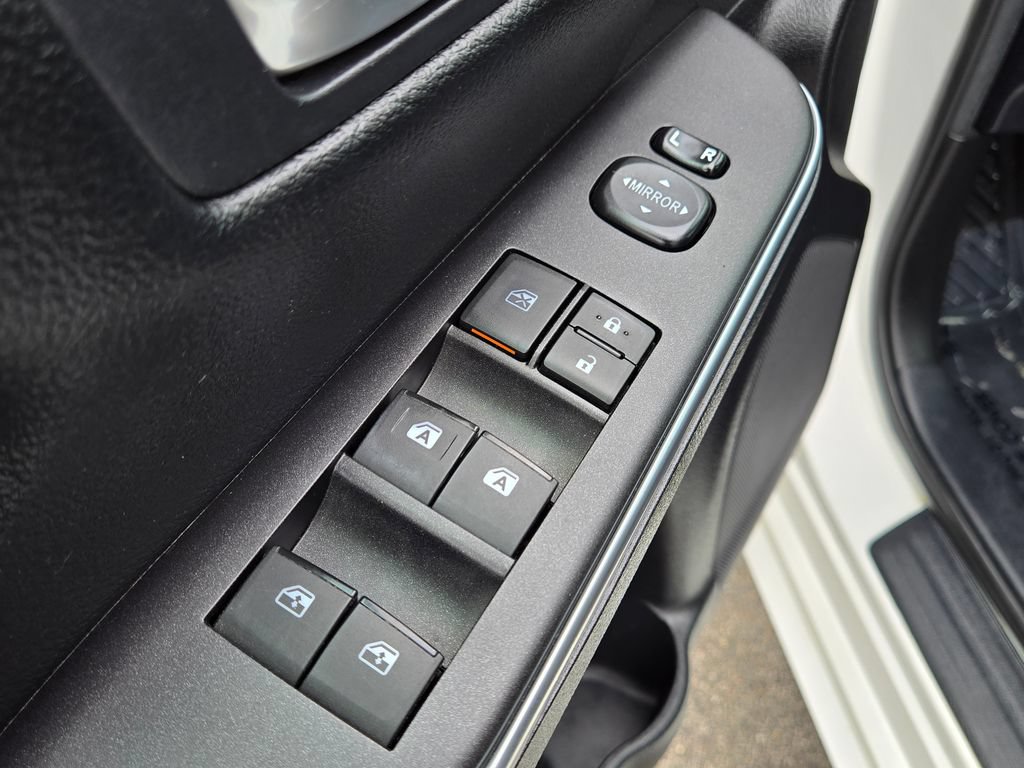 Used 2016 Toyota Camry SE w/ Moonroof Package FWD image 12