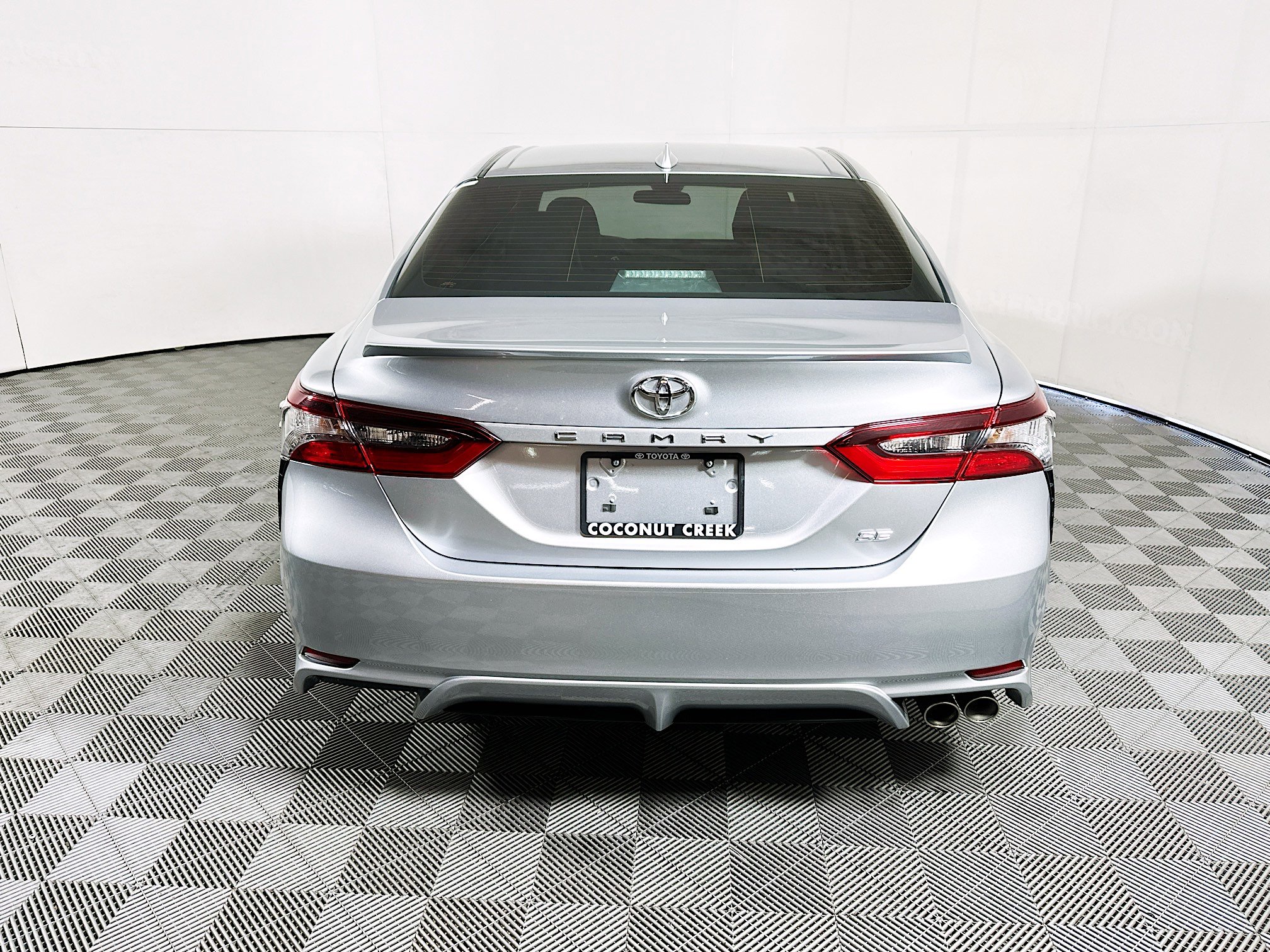 Used 2024 Toyota Camry SE FWD image 5