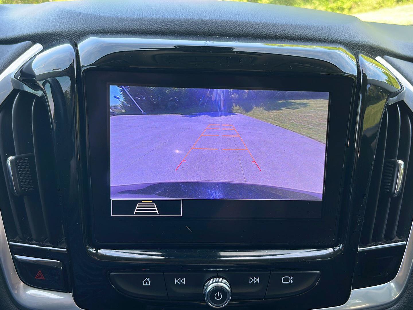 Used 2020 Chevrolet Traverse LT w/ Driver Confidence II Package AWD/4WD image 17