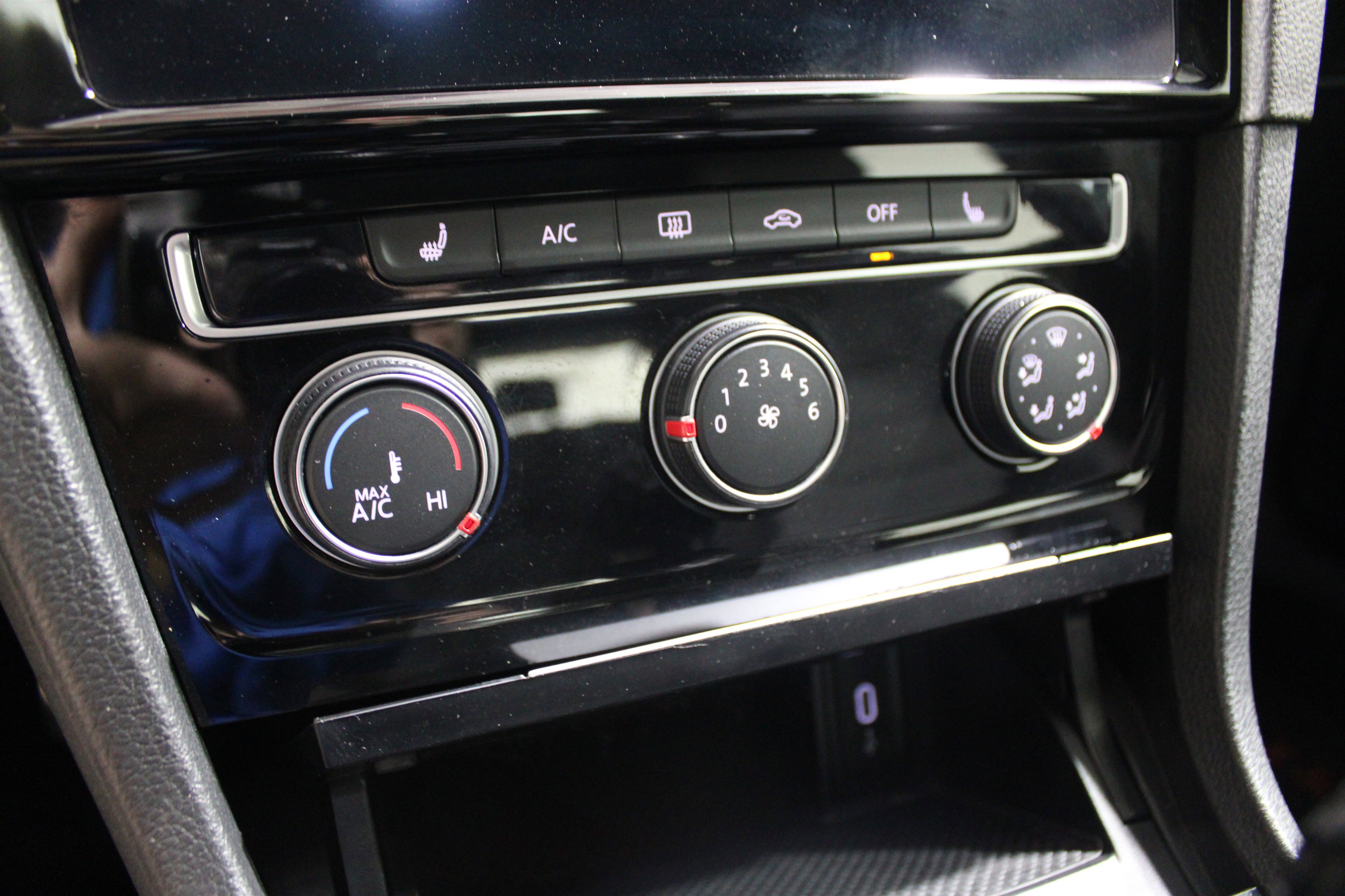 Used 2021 Volkswagen GTI SE image 15