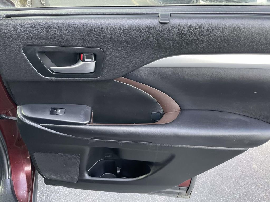Used 2019 Toyota Highlander XLE image 45