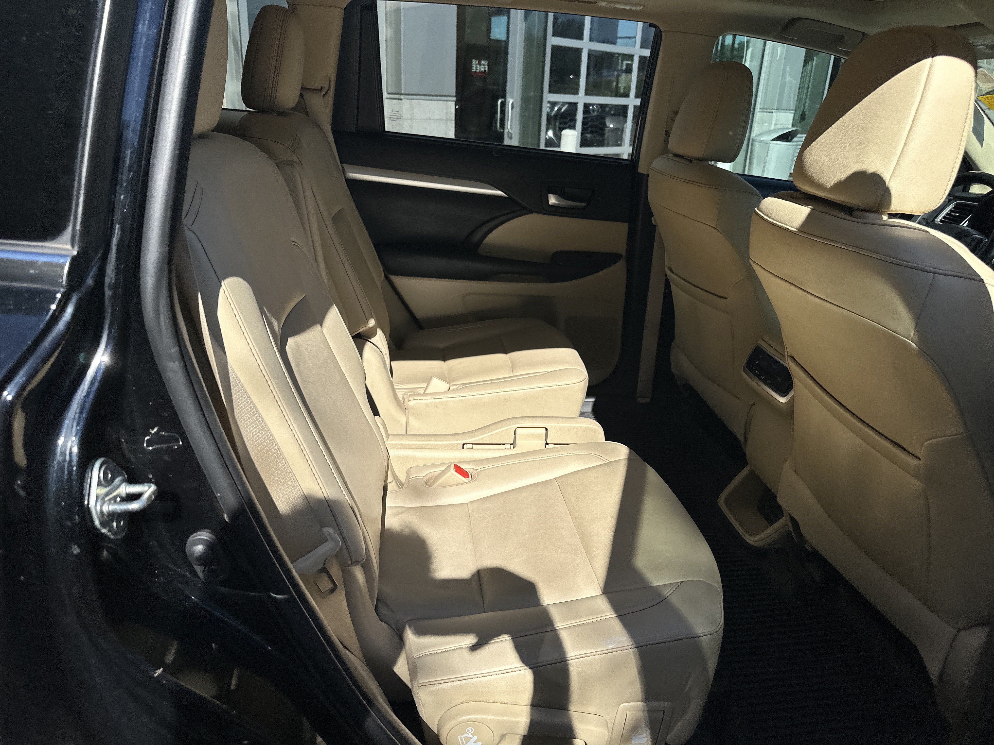 Used 2019 Toyota Highlander XLE AWD/4WD image 30