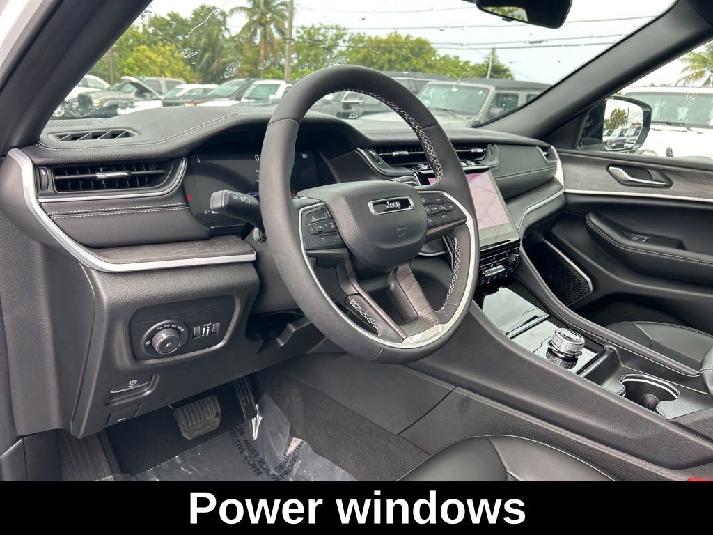 Used 2025 Jeep Grand Cherokee Limited w/ Black Appearance Package RWD image 12
