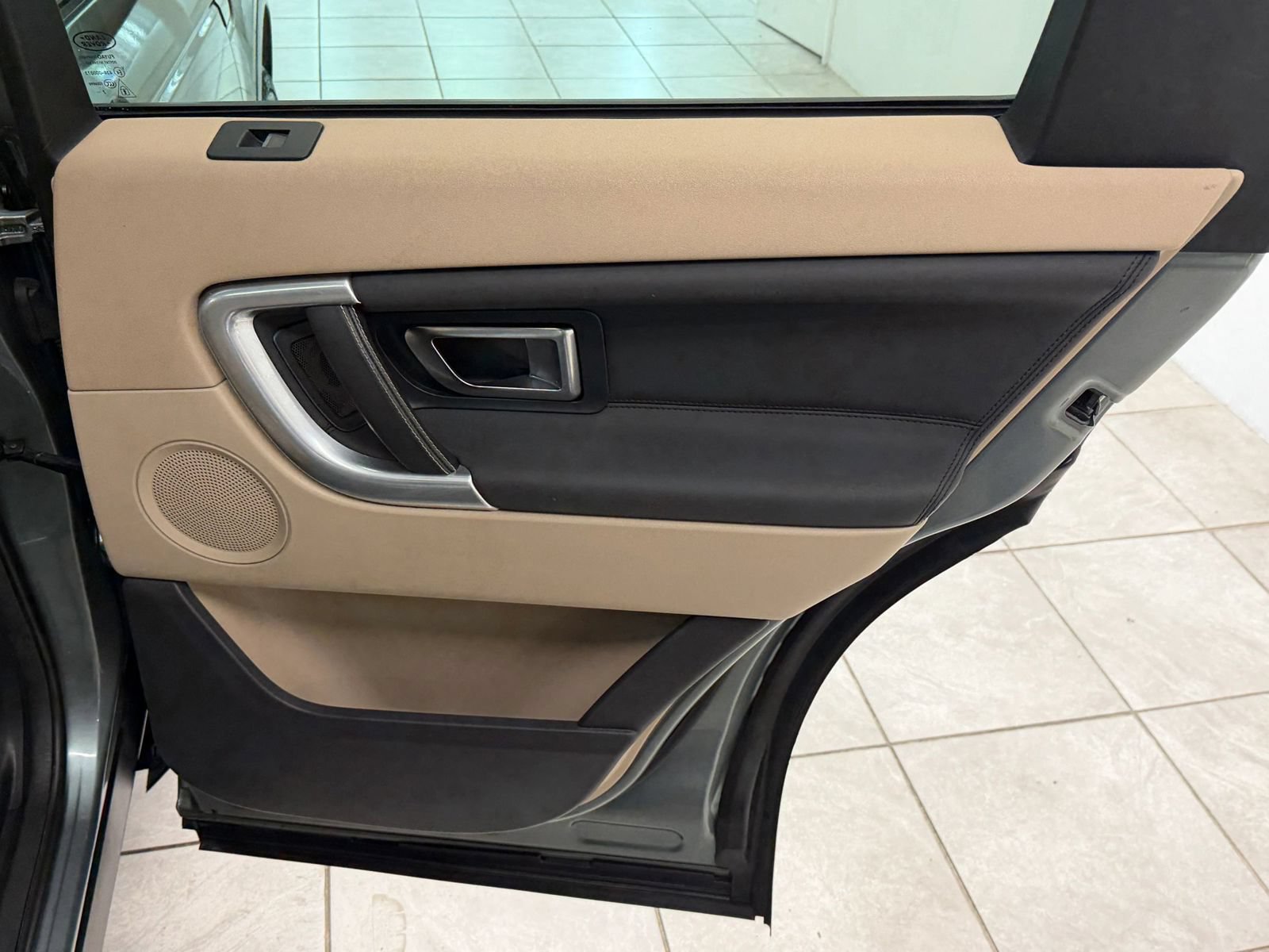 Used 2018 Land Rover Discovery Sport HSE AWD/4WD image 18