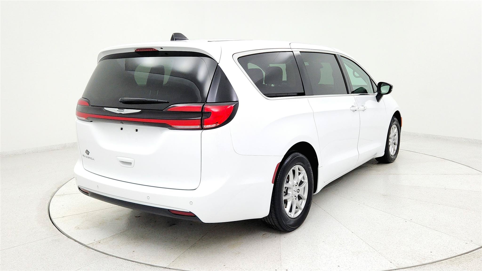 Used 2024 Chrysler Pacifica Touring-L FWD image 4