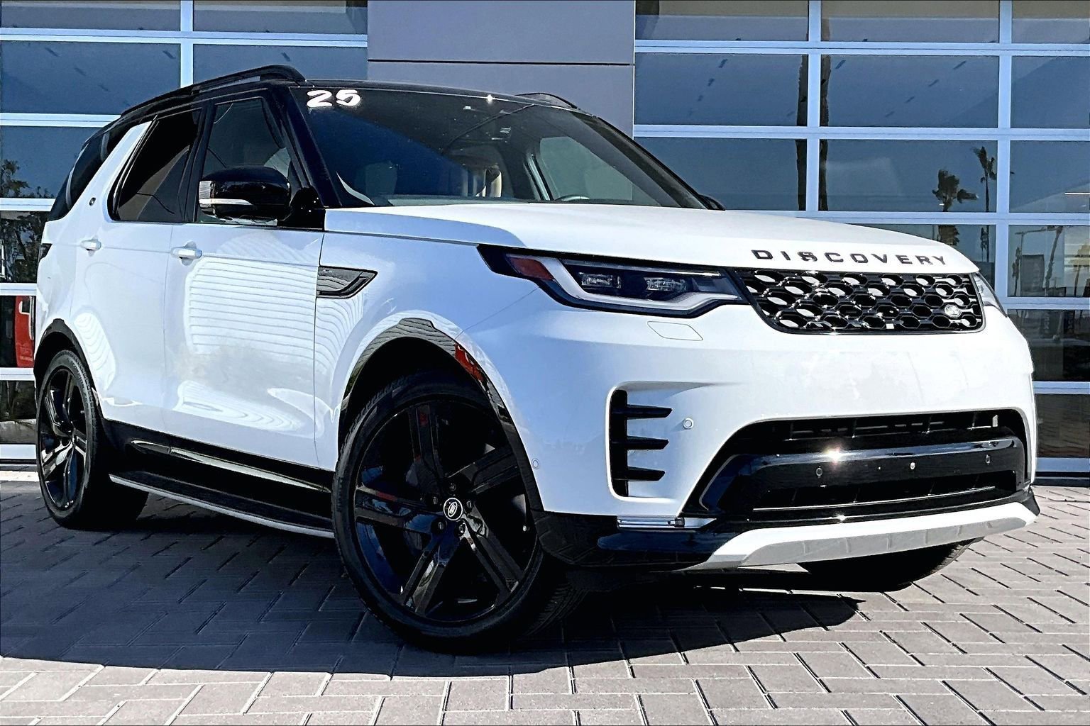 Used 2025 Land Rover Discovery Dynamic SE image 3