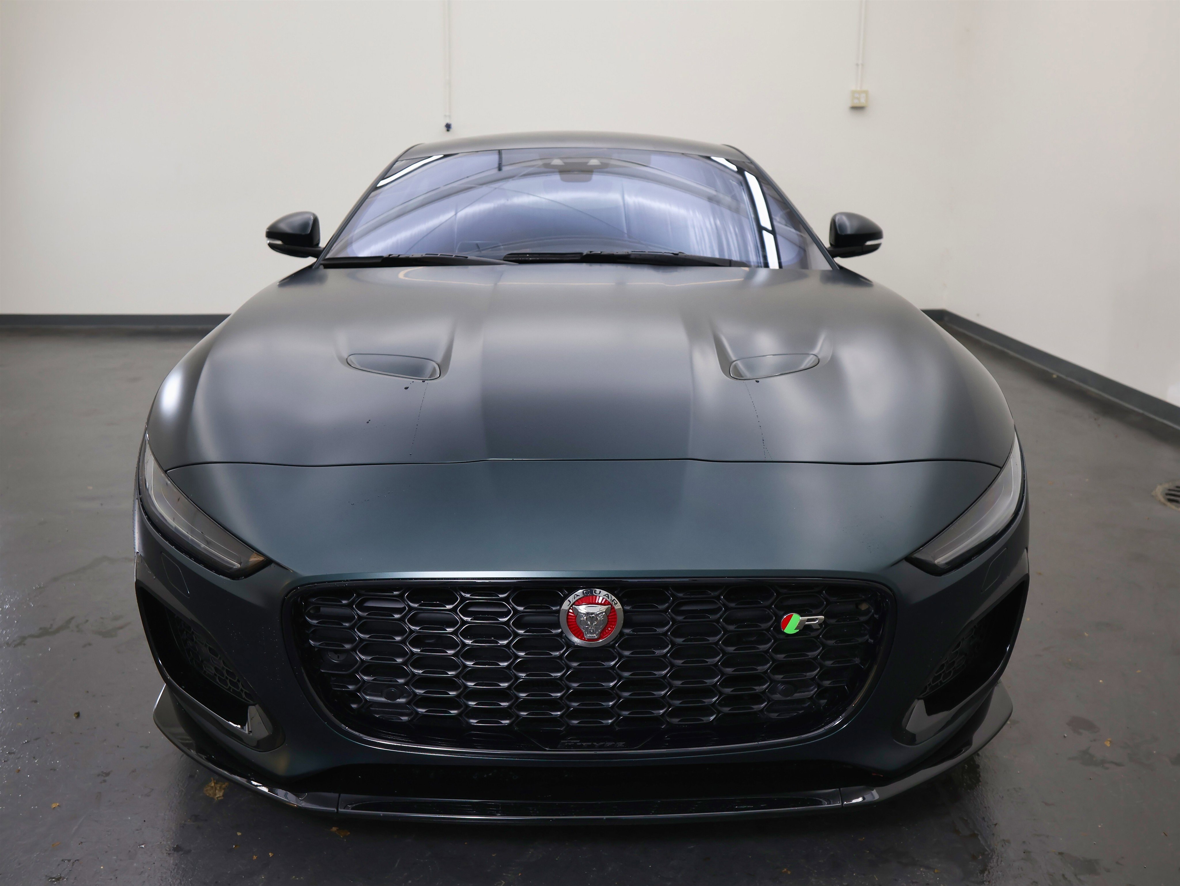 Used 2023 Jaguar F-TYPE R image 8