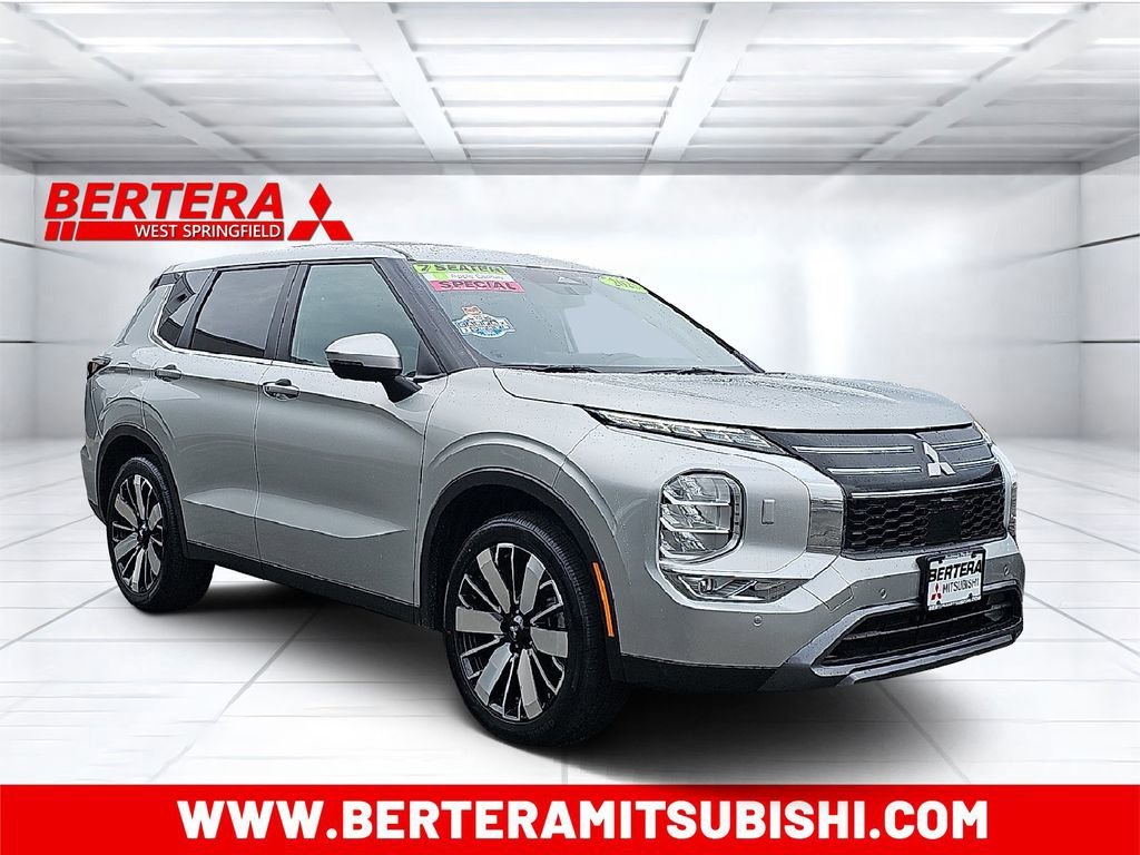 Used 2025 Mitsubishi Outlander SE image 1