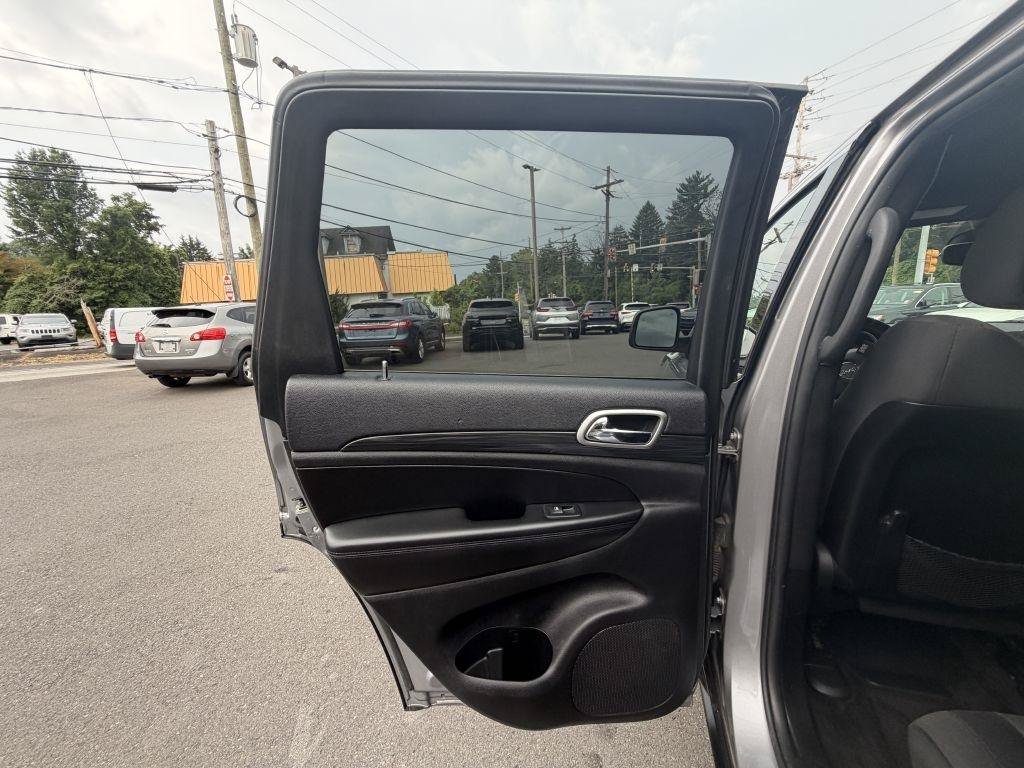 Used 2019 Jeep Grand Cherokee Laredo w/ 18" Wheel & 8.4" Radio Group AWD/4WD image 15