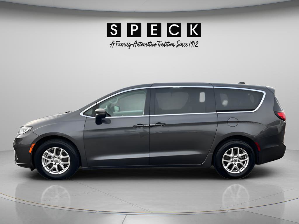 Used 2023 Chrysler Pacifica Touring-L image 2
