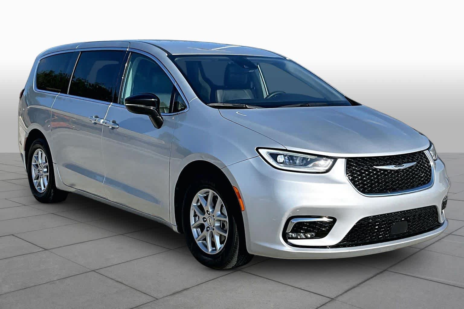 Used 2024 Chrysler Pacifica Touring-L FWD image 3