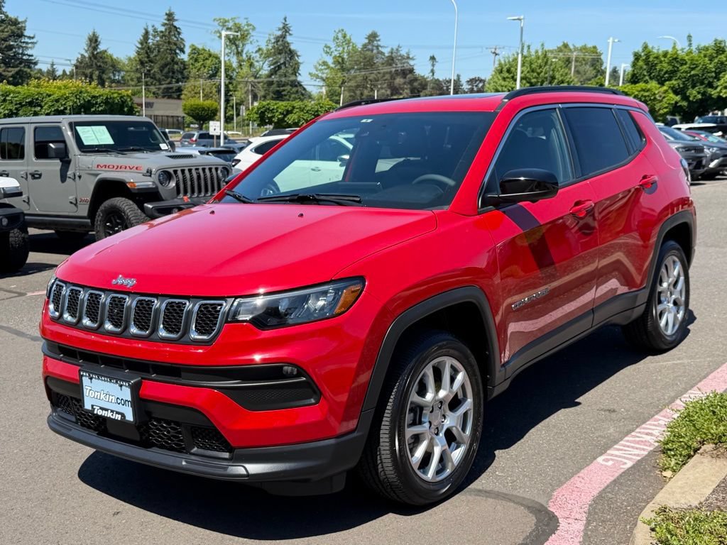 Used 2023 Jeep Compass Latitude w/ Sun and Sound Group AWD/4WD image 4