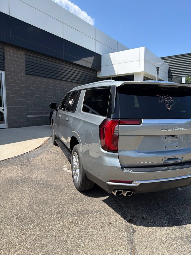 Used 2025 GMC Yukon XL Denali AWD/4WD image 4