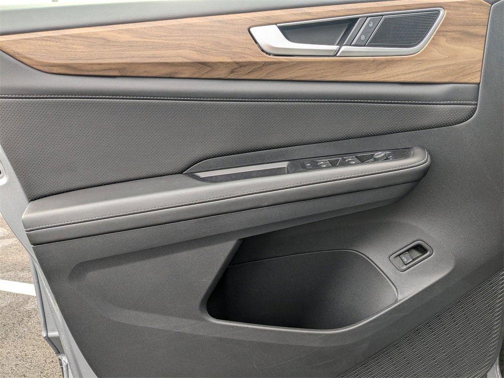 Used 2025 Volkswagen Atlas SE image 13