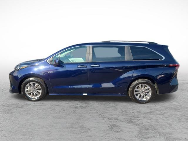 Certified 2026 Toyota Sienna XLE FWD image 8