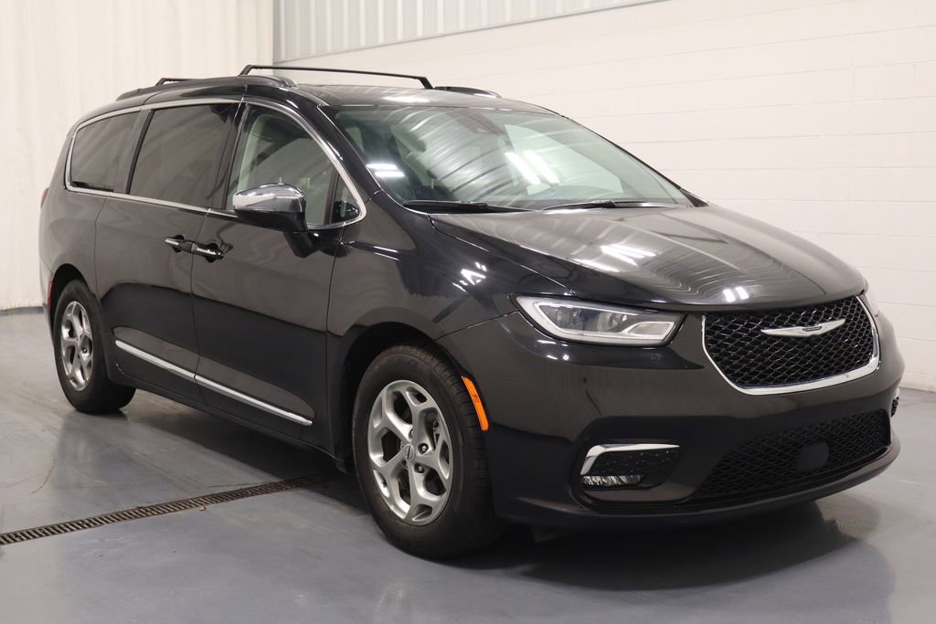 Used 2023 Chrysler Pacifica Limited image 2
