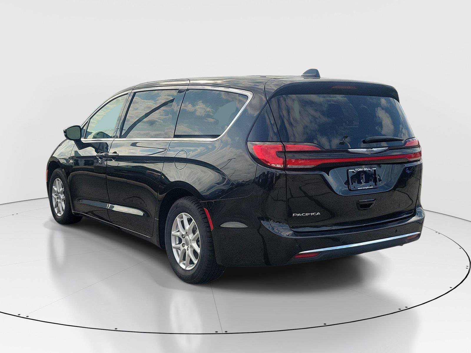 Used 2024 Chrysler Pacifica Touring-L FWD image 3