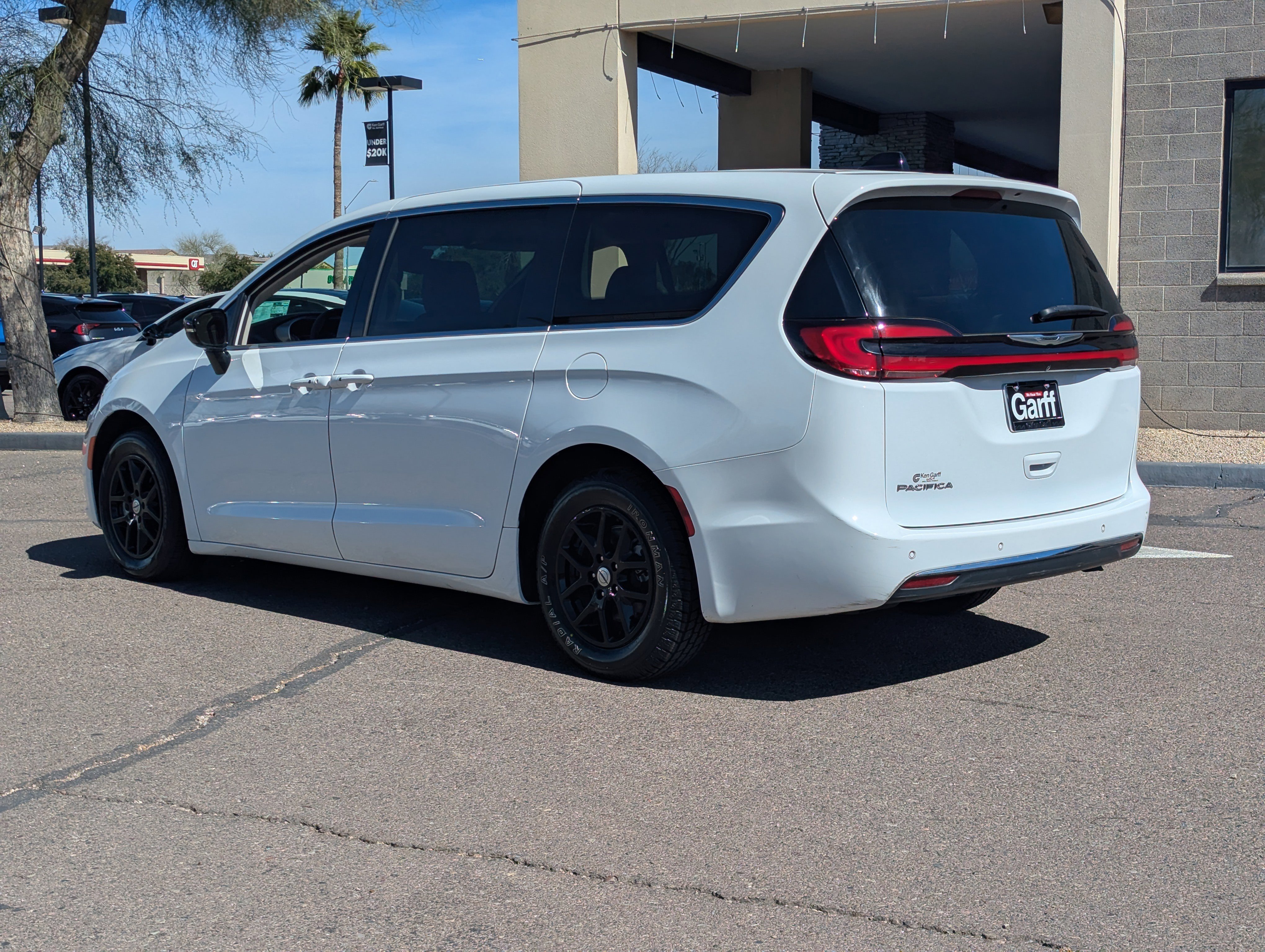 Used 2024 Chrysler Pacifica Touring-L image 4