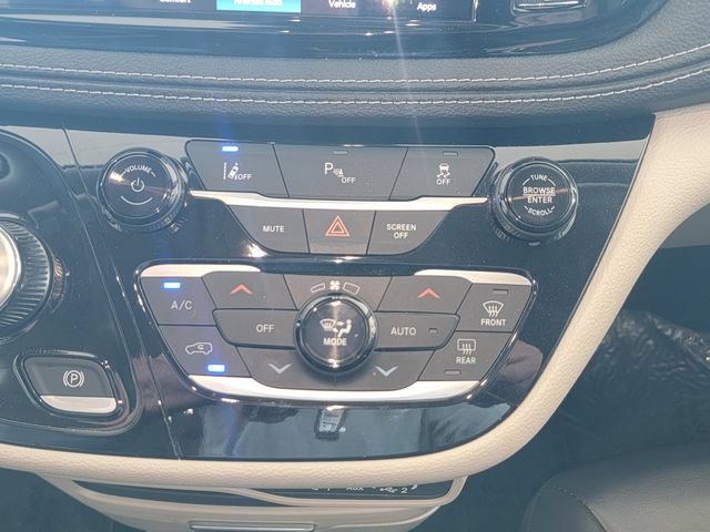 Used 2023 Chrysler Pacifica Touring-L FWD image 21