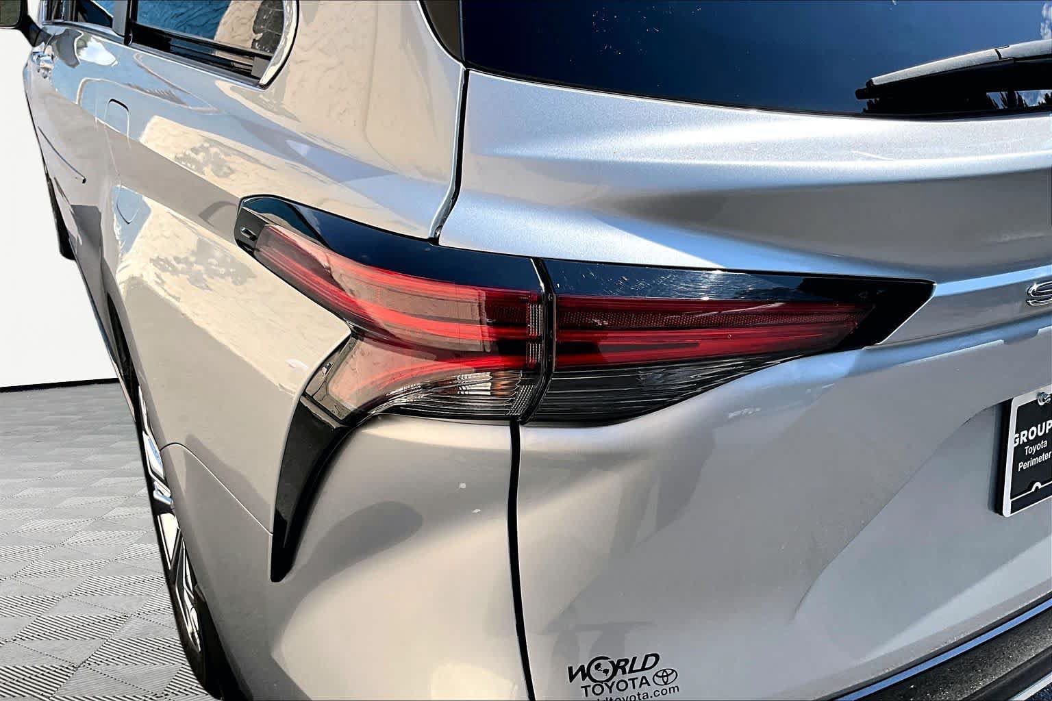 Certified 2023 Toyota Sienna Platinum FWD image 29