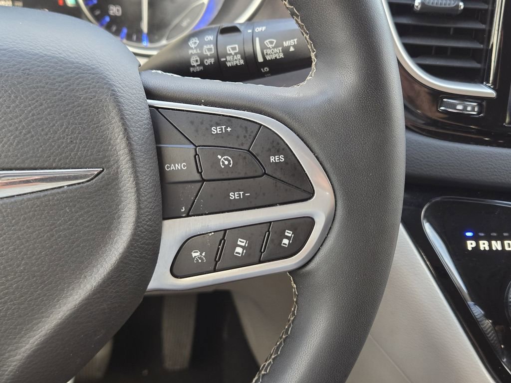 Used 2023 Chrysler Pacifica Touring-L FWD image 33