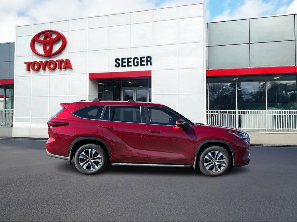 Certified 2023 Toyota Highlander XLE image 2