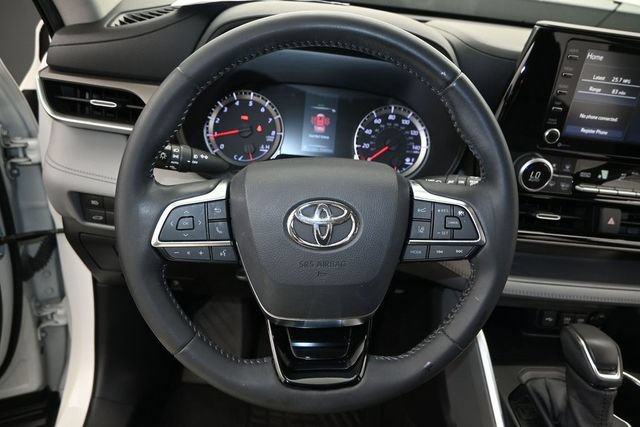 Used 2020 Toyota Highlander LE FWD image 6