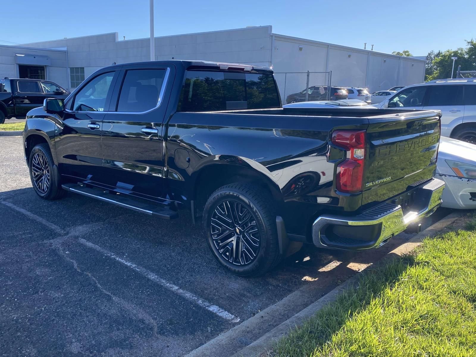 Used 2025 Chevrolet Silverado 1500 LTZ AWD/4WD image 5