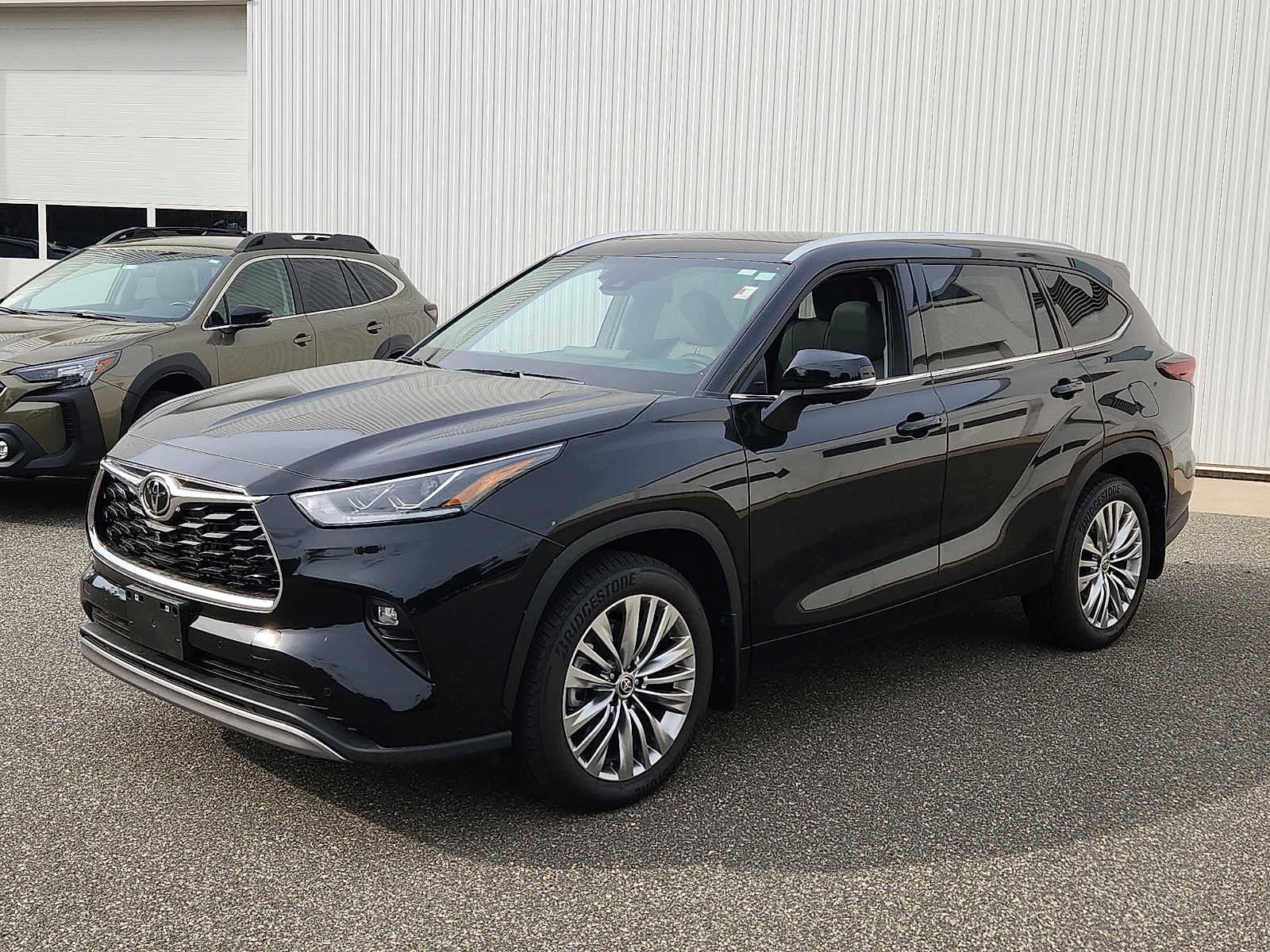 Used 2026 Toyota Highlander Platinum AWD/4WD image 3
