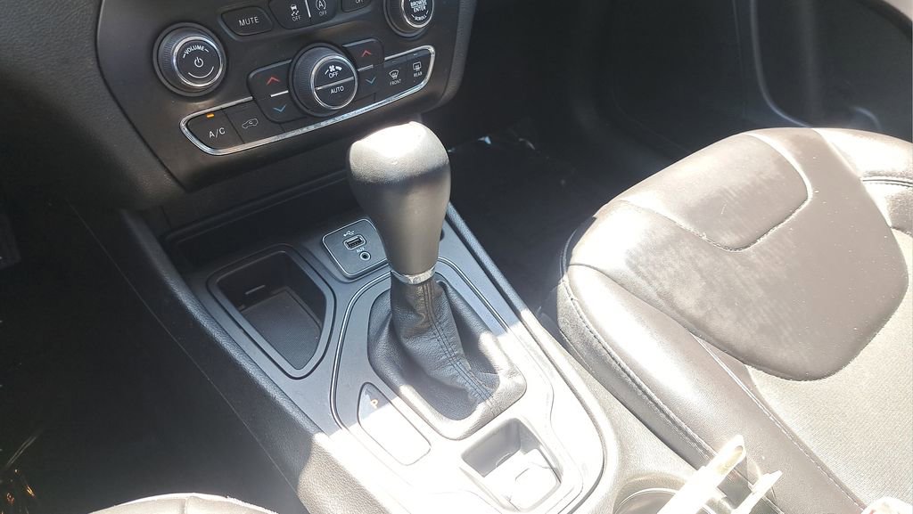 Used 2019 Jeep Cherokee Latitude Plus w/ Comfort/Convenience Group FWD image 18