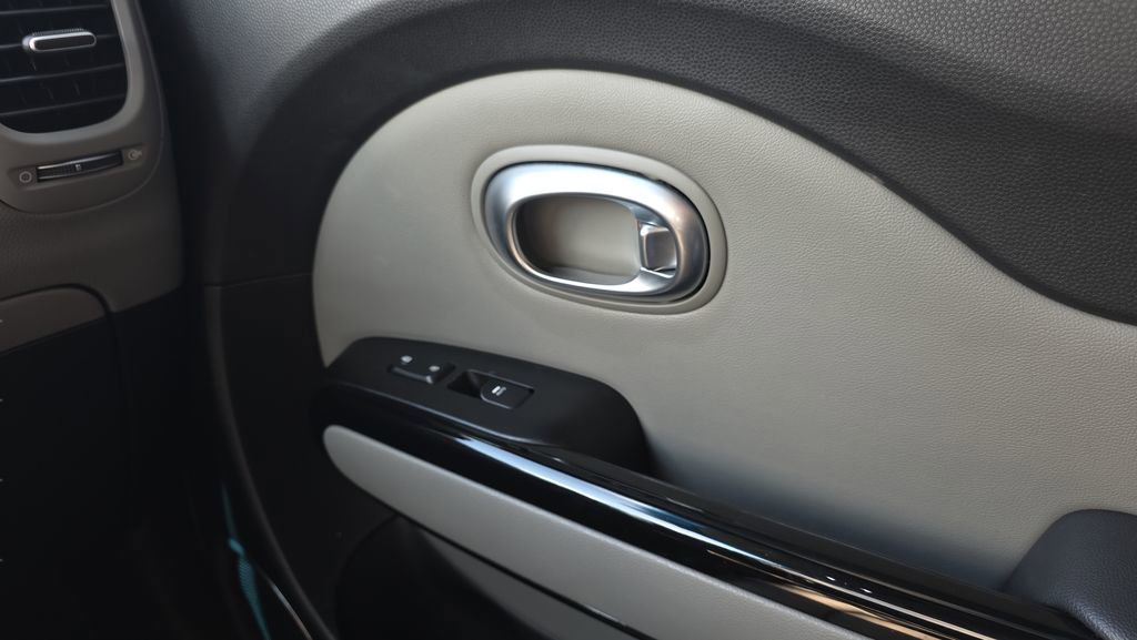 Used 2016 Kia Soul + w/ Primo Package FWD image 14