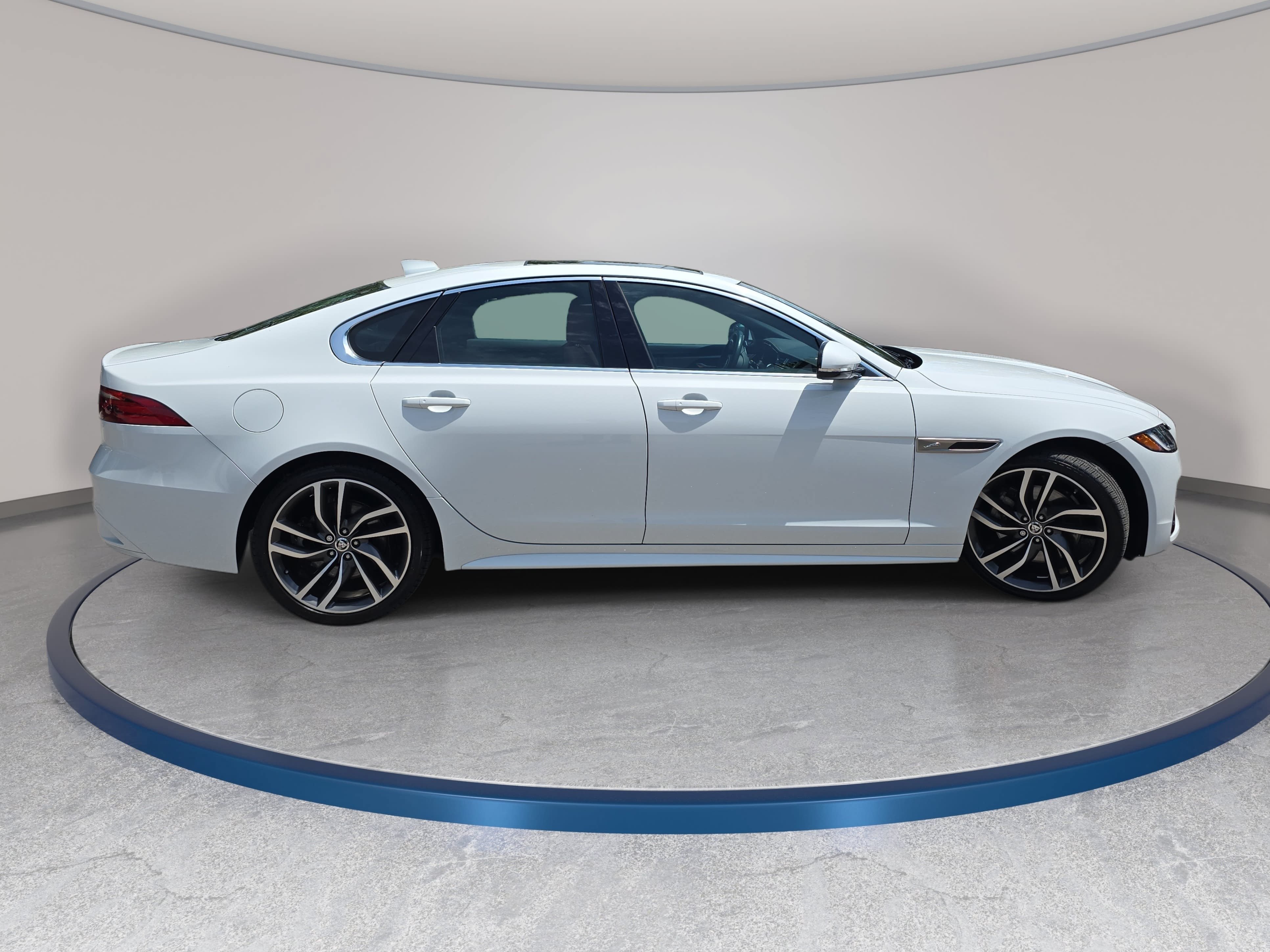 Certified 2024 Jaguar XF R-Dynamic SE RWD image 4