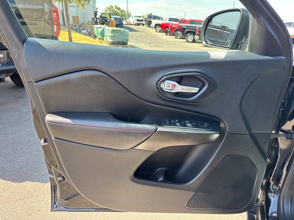 Used 2019 Jeep Cherokee Trailhawk AWD/4WD image 10