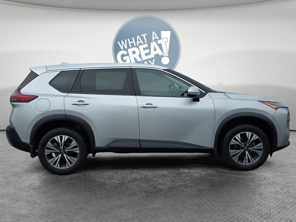 Used 2023 Nissan Rogue SV image 2