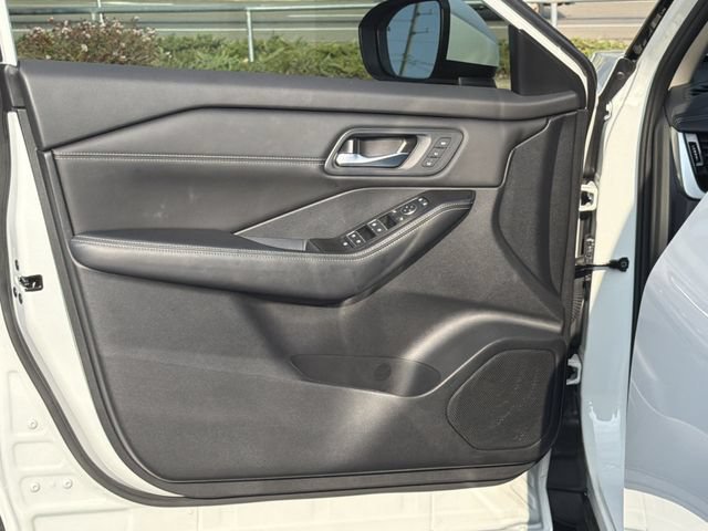 Certified 2025 Nissan Rogue SL w/ Tech Package FWD image 12