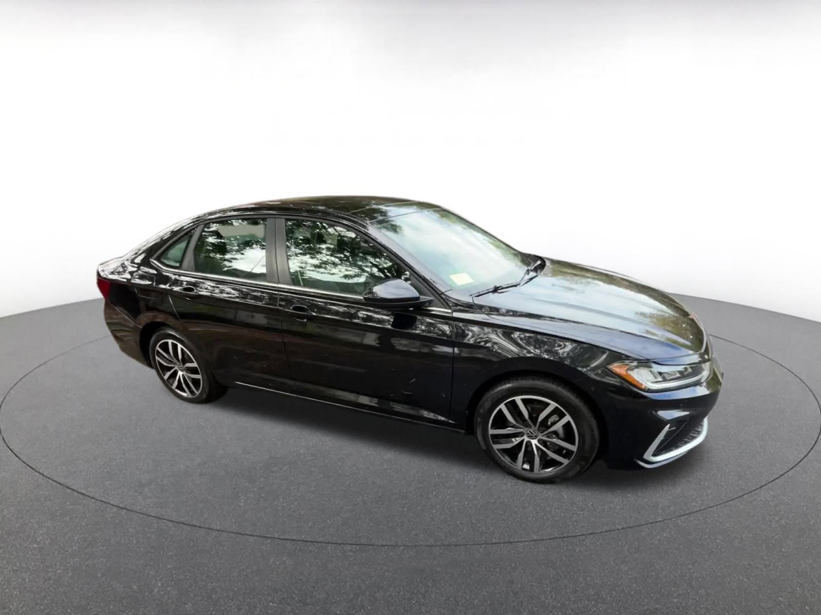 Used 2025 Volkswagen Jetta SE image 2