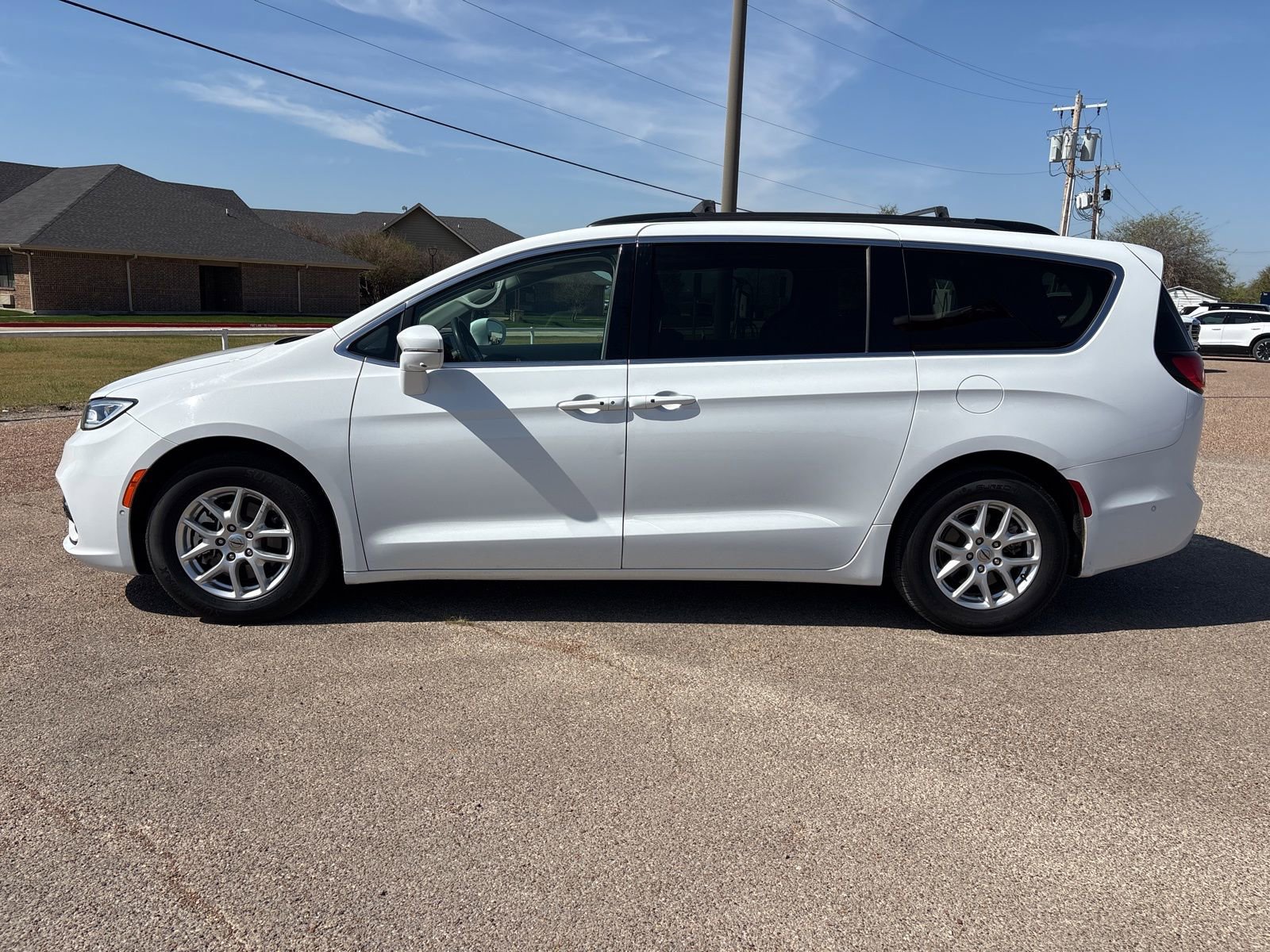 Used 2022 Chrysler Pacifica Touring-L w/ Uconnect Theater Family Group image 2