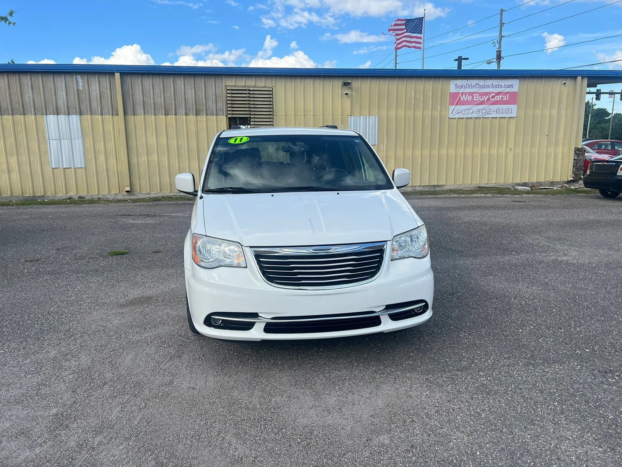 Used 2011 Chrysler Town & Country Touring FWD image 3
