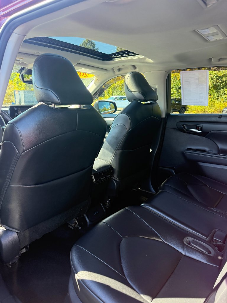 Used 2022 Toyota Highlander XLE AWD/4WD image 29