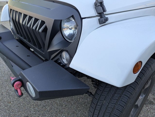 Used 2018 Jeep Wrangler Unlimited Sahara w/ Connectivity Group AWD/4WD image 9