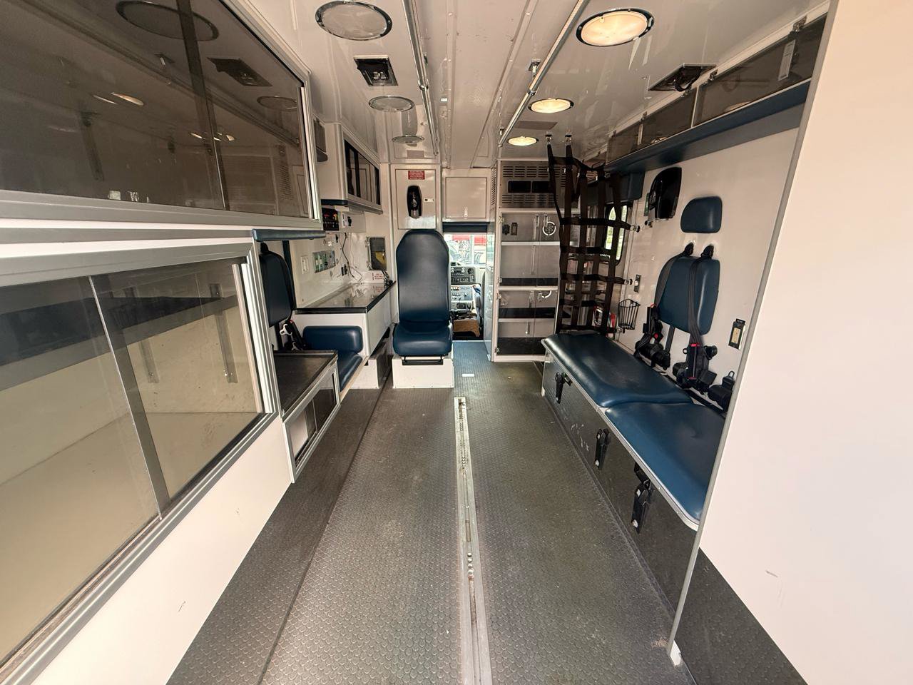 Used 2017 Ford E-450 and Econoline 450 Super Duty w/ Ambulance Prep Package RWD image 9