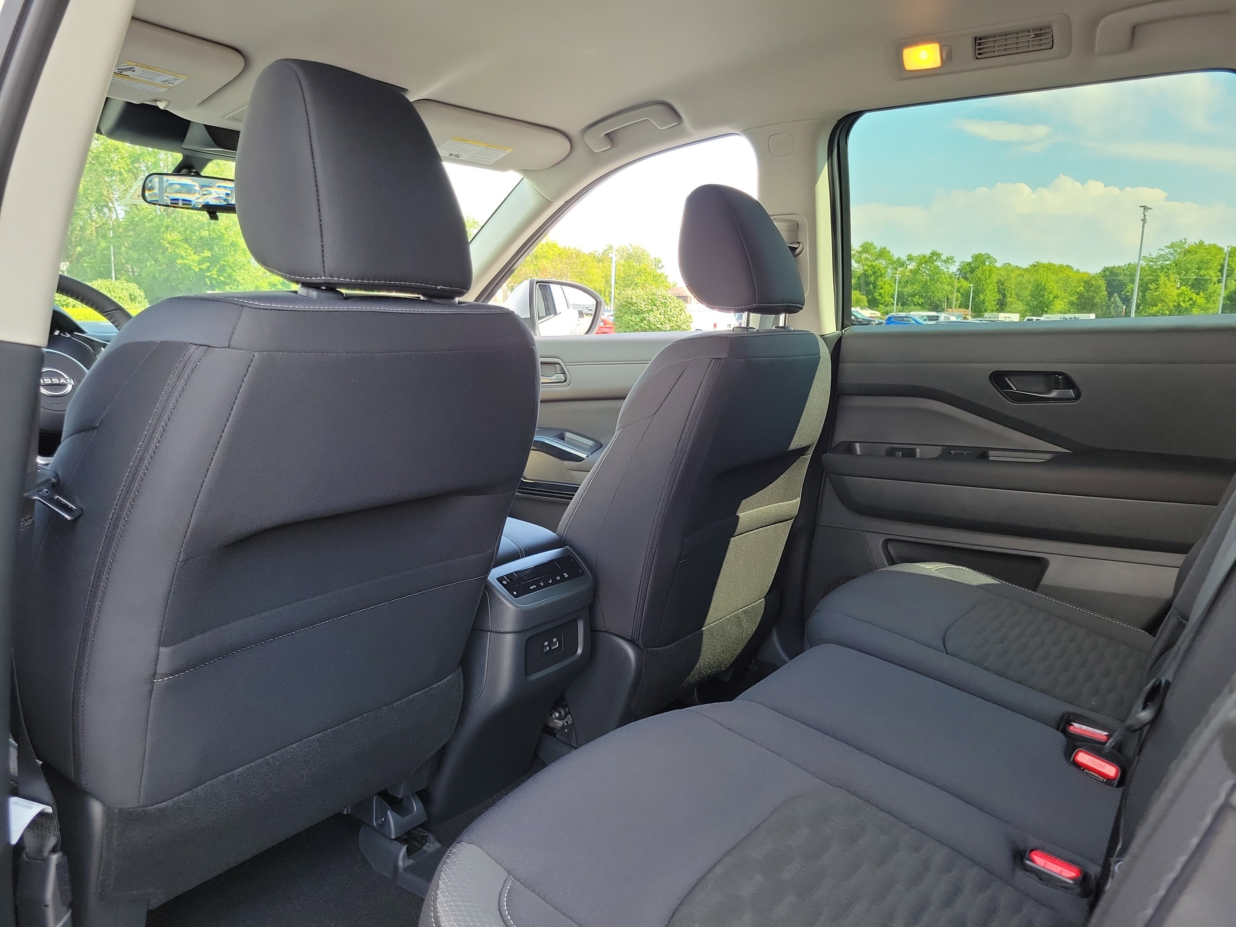 Used 2025 Nissan Pathfinder SV image 14