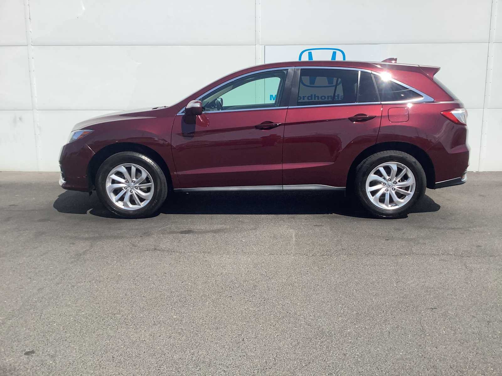 Used 2018 Acura RDX w/ Technology Package AWD/4WD image 2